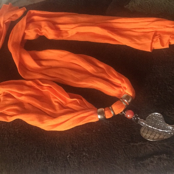 Orange scarf with leaf pendant - Picture 3 of 3